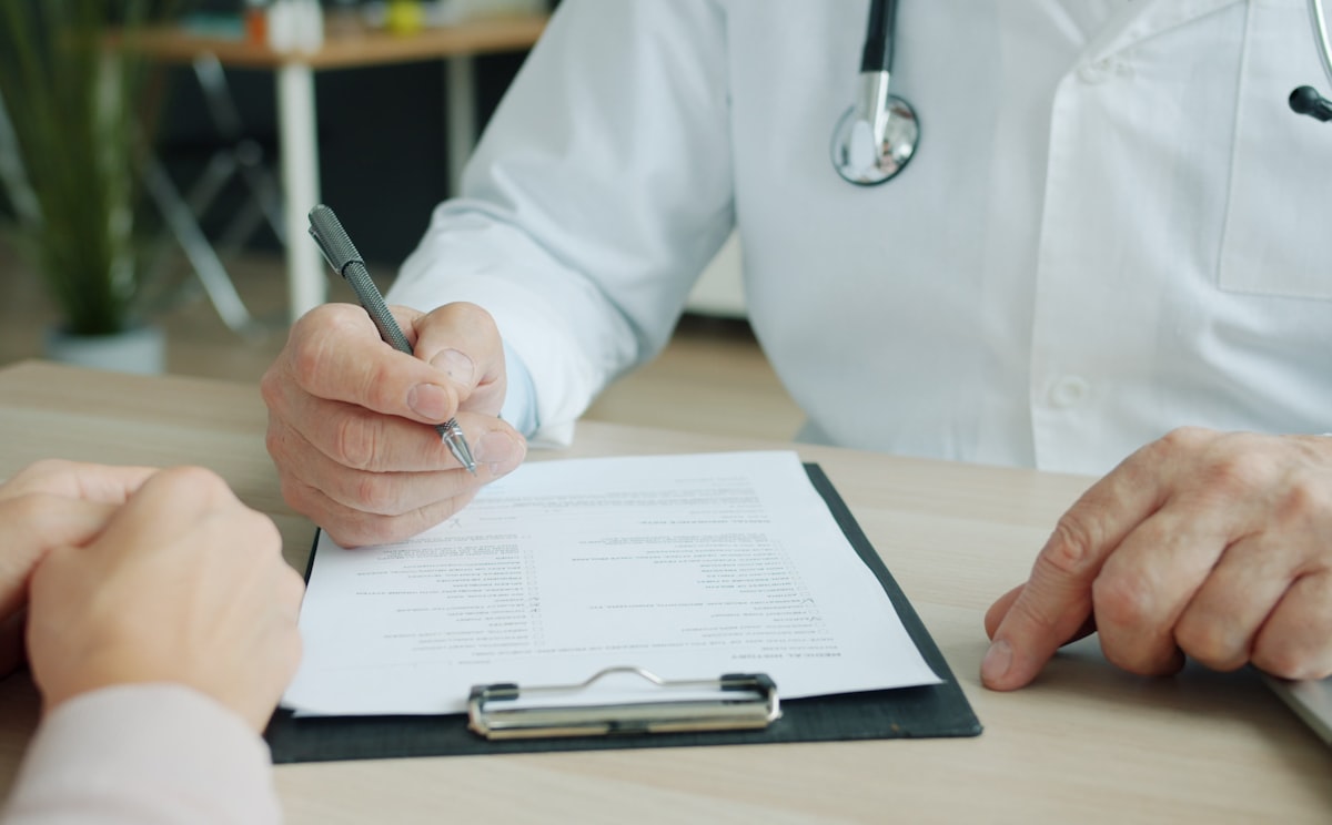 Profesional de salud evaluando la ficha de un paciente