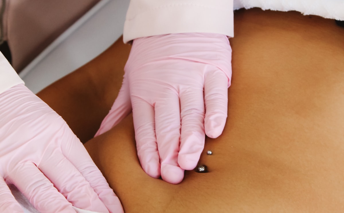 Terapeuta ubicando puntos sobre el cuerpo