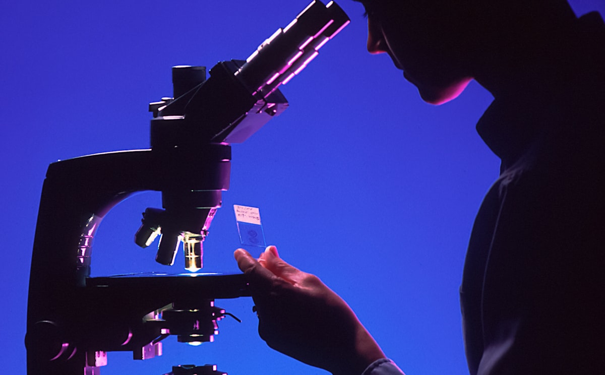 Microscopio en laboratorio de investigación científica